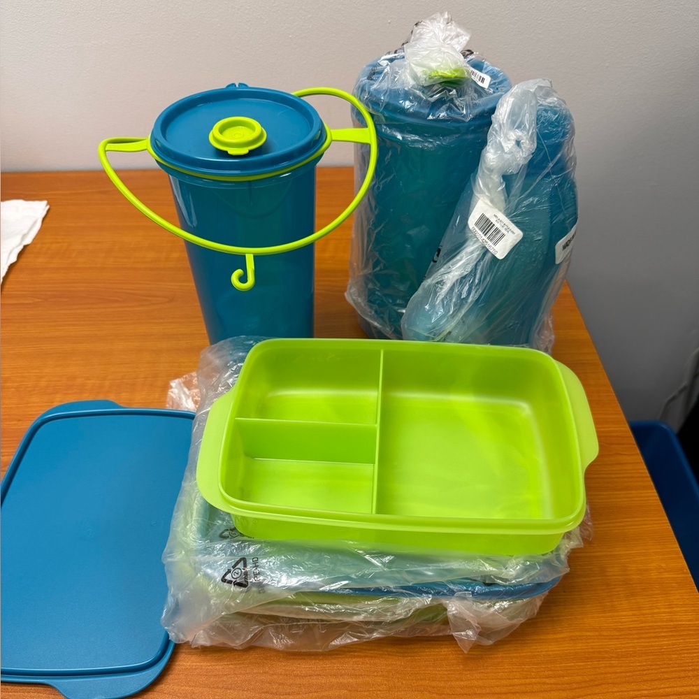 🥤NWT‼️ Tupperware brand Super Mega 48oz Tumbler with Cariolier Handle